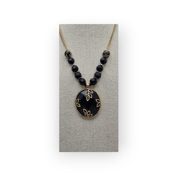 Black Faceted Gold Leaf Filigree Detailed Pendant Necklace - Picture 5 of 7